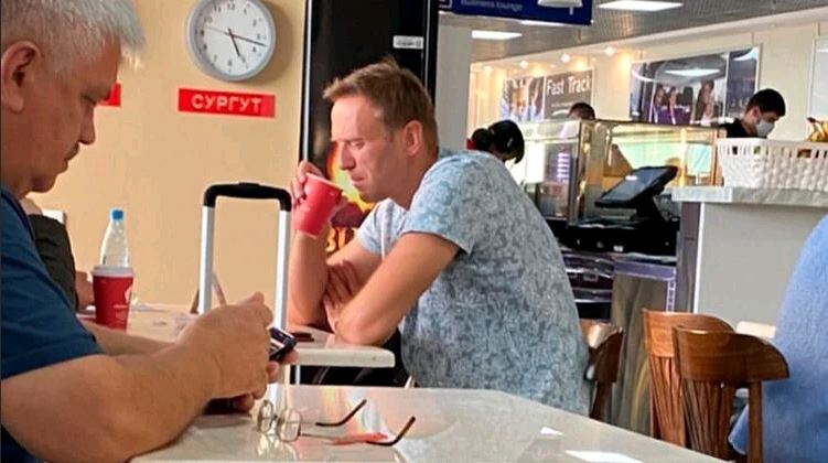 Алексей Навальный получил стакан с напитком из рук своего помощника