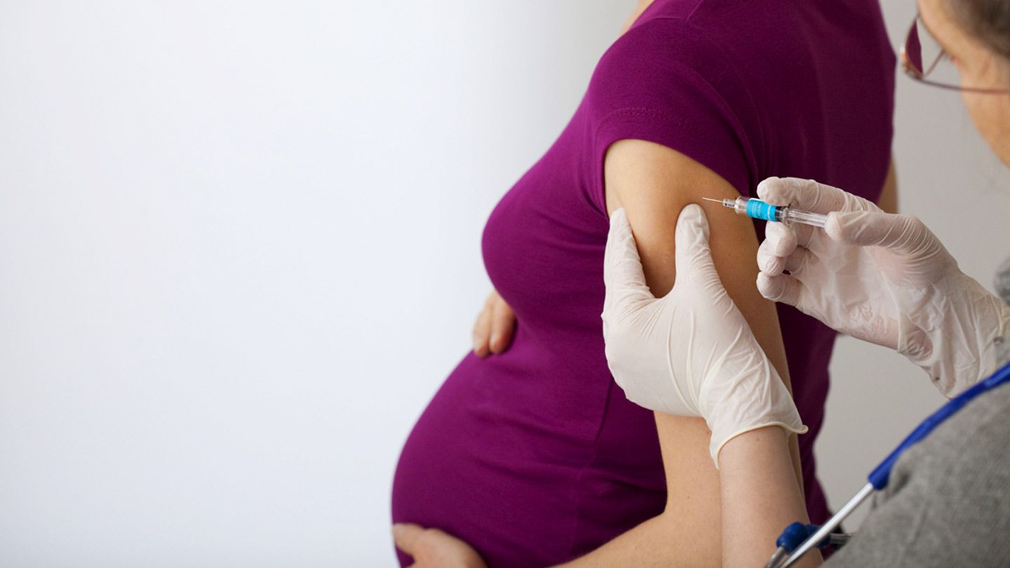 Ученые выяснили, влияет ли вакцинация от коронавируса на беременность